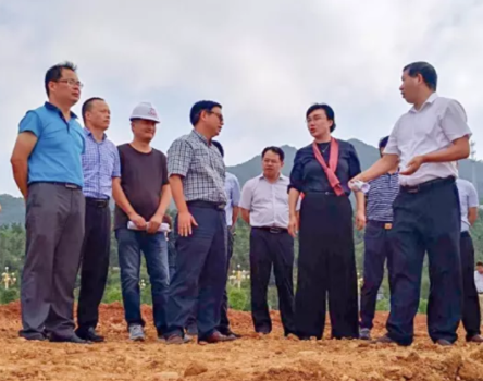 【人文動態(tài)】大余縣縣委書記曹愛珍一行考察安遠縣市民公園建設(shè)項目