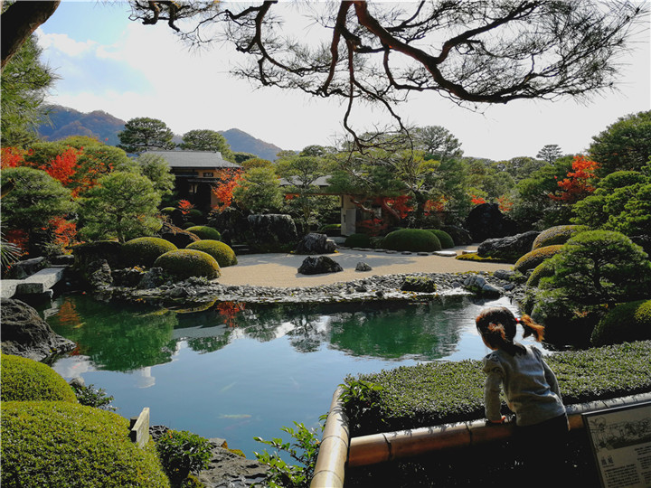 徐偉林  照片主題為“思”小女孩以湖為鏡在思考，為什么日本的園林能做的這么精細(xì)？主要原因是日本人在對(duì)工作的態(tài)度與工作的熱情度。.jpg